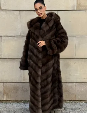Удлиненная шуба из меха куницы с капюшоном