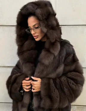 Удлиненная шуба из меха куницы с капюшоном