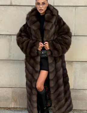 Удлиненная шуба из меха куницы с капюшоном