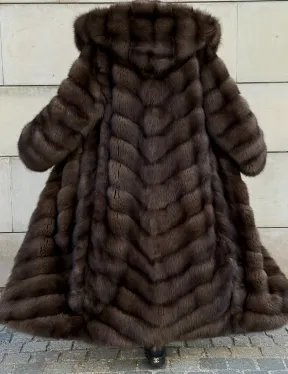Удлиненная шуба из меха куницы с капюшоном