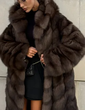 Удлиненная шуба из меха куницы с капюшоном