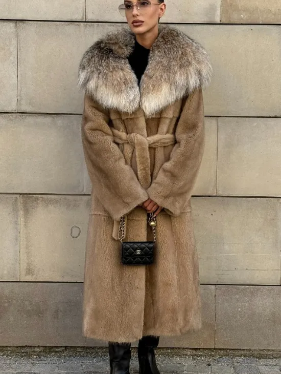 Шуба из норки Caramel с капюшоном из меха рыси