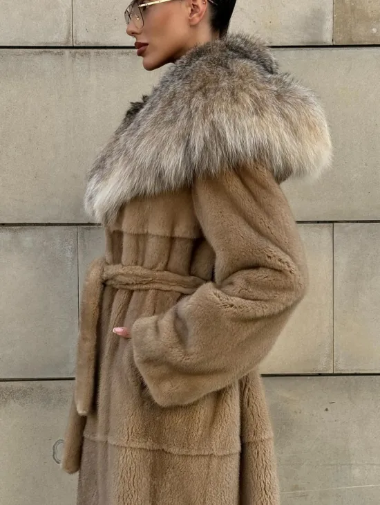Шуба из норки Caramel с капюшоном из меха рыси