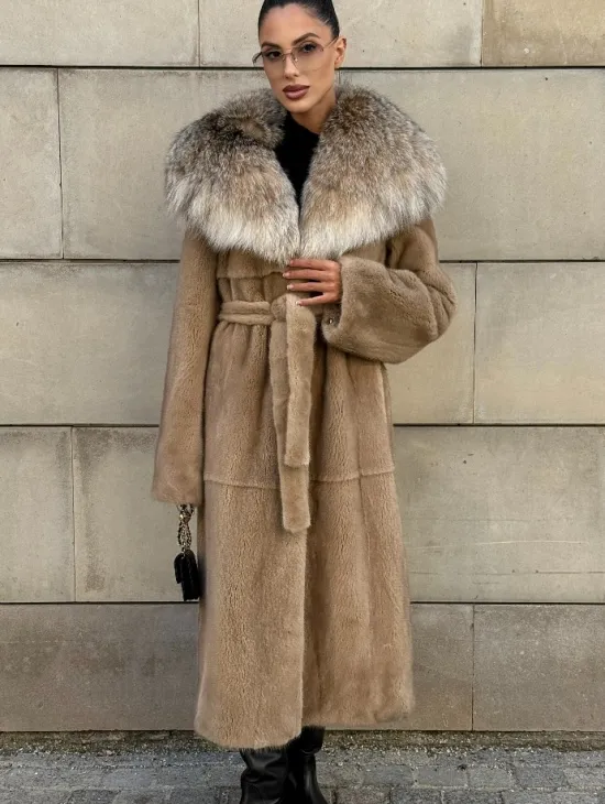 Шуба из норки Caramel с капюшоном из меха рыси