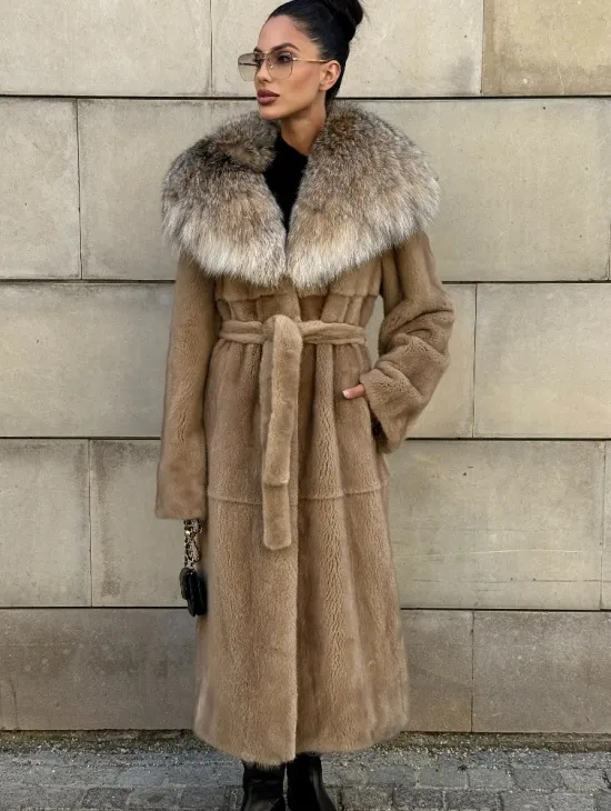 Шуба из норки Caramel с капюшоном из меха рыси