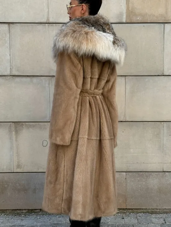 Шуба из норки Caramel с капюшоном из меха рыси