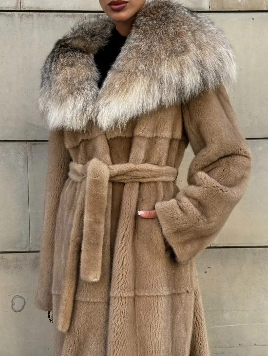 Шуба из норки Caramel с капюшоном из меха рыси