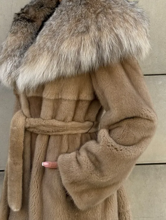 Шуба из норки Caramel с капюшоном из меха рыси