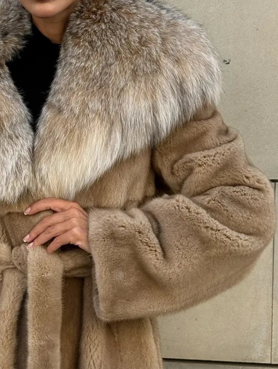 Шуба из норки Caramel с капюшоном из меха рыси