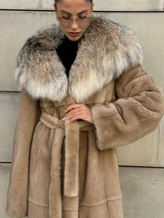 Шуба из норки Caramel с капюшоном из меха рыси