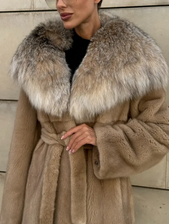 Шуба из норки Caramel с капюшоном из меха рыси