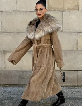 Шуба из норки Caramel с капюшоном из меха рыси