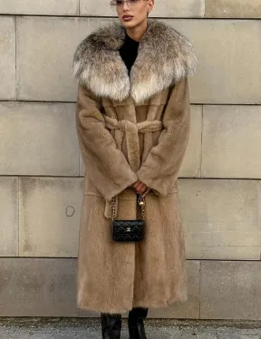 Шуба из норки Caramel с капюшоном из меха рыси