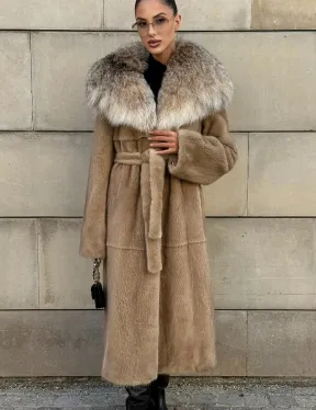 Шуба из норки Caramel с капюшоном из меха рыси
