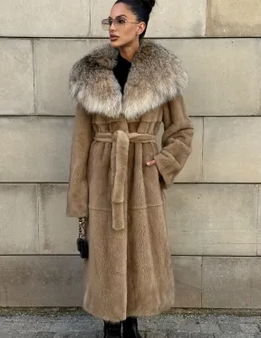 Шуба из норки Caramel с капюшоном из меха рыси