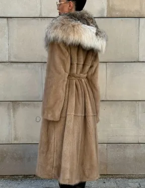Шуба из норки Caramel с капюшоном из меха рыси