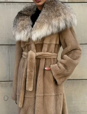 Шуба из норки Caramel с капюшоном из меха рыси