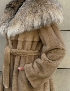 Шуба из норки Caramel с капюшоном из меха рыси