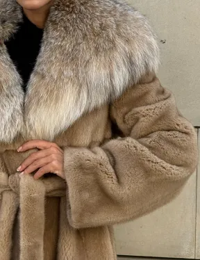 Шуба из норки Caramel с капюшоном из меха рыси
