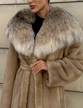 Шуба из норки Caramel с капюшоном из меха рыси