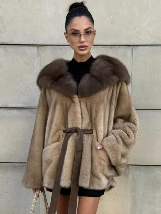 Шуба из аукционного меха норки NAFA MINK с капюшоном из куницы