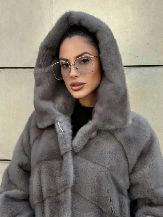 Шуба в диагональной выкладке меха норки, графит грей с капюшоном