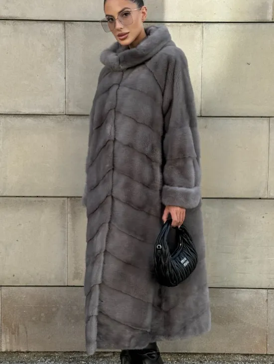 Шуба в диагональной выкладке меха норки, графит грей с капюшоном
