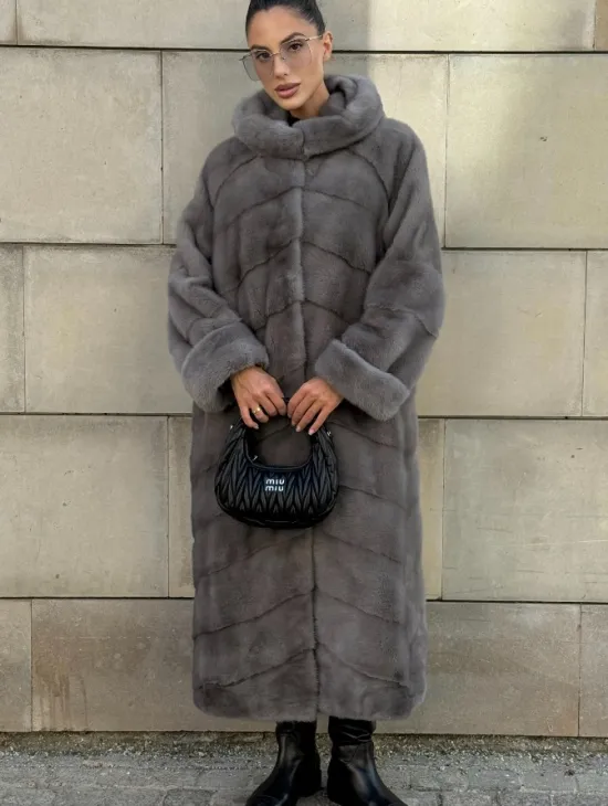 Шуба в диагональной выкладке меха норки, графит грей с капюшоном