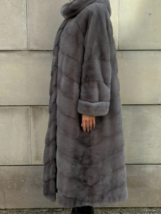 Шуба в диагональной выкладке меха норки, графит грей с капюшоном