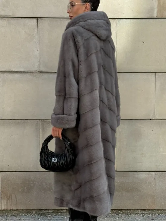 Шуба в диагональной выкладке меха норки, графит грей с капюшоном