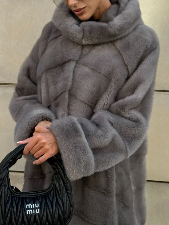 Шуба в диагональной выкладке меха норки, графит грей с капюшоном