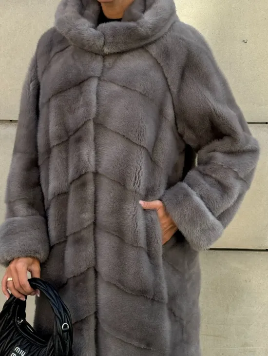 Шуба в диагональной выкладке меха норки, графит грей с капюшоном