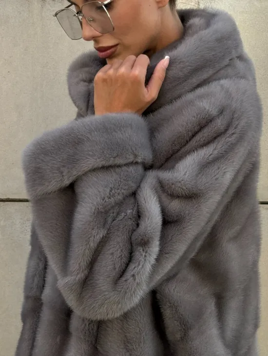 Шуба в диагональной выкладке меха норки, графит грей с капюшоном