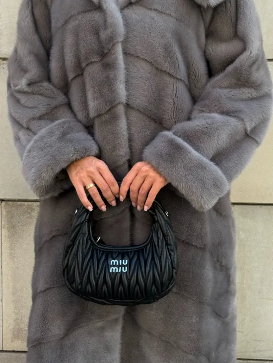 Шуба в диагональной выкладке меха норки, графит грей с капюшоном