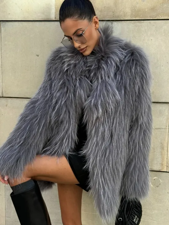 Шуба из меха енота на вязанной основе