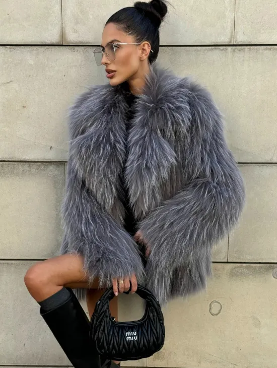 Шуба из меха енота на вязанной основе