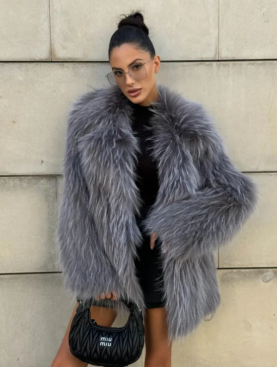 Шуба из меха енота на вязанной основе