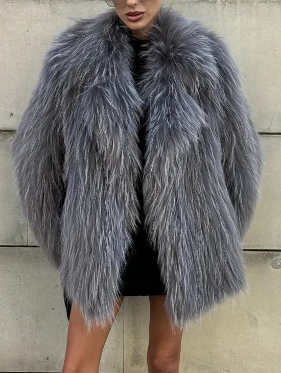 Шуба из меха енота на вязанной основе
