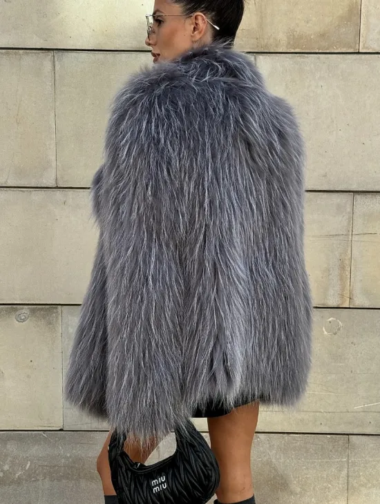Шуба из меха енота на вязанной основе