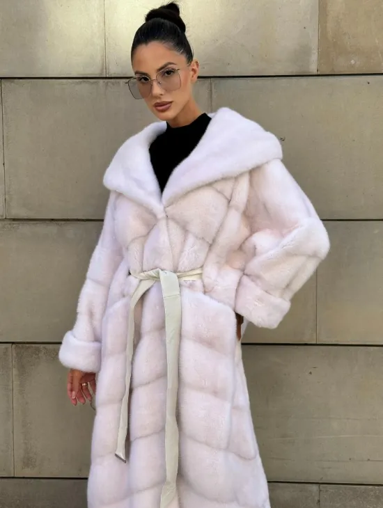 Шуба в диагональной выкладке меха норки White ice с капюшоном