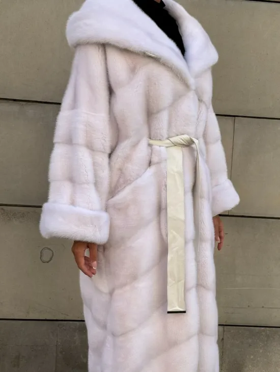 Шуба в диагональной выкладке меха норки White ice с капюшоном