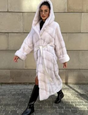 Шуба в диагональной выкладке меха норки White ice с капюшоном