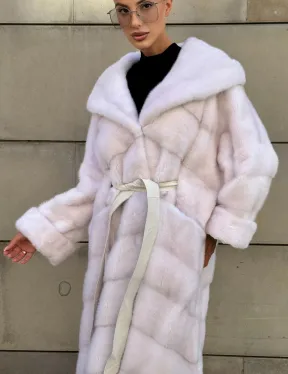 Шуба в диагональной выкладке меха норки White ice с капюшоном
