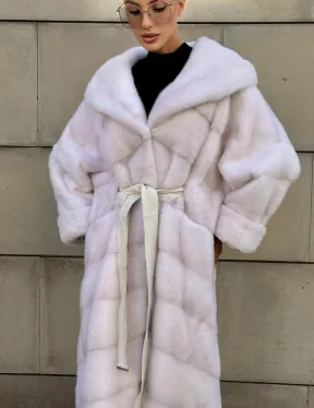 Шуба в диагональной выкладке меха норки White ice с капюшоном