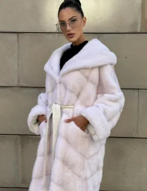 Шуба в диагональной выкладке меха норки White ice с капюшоном
