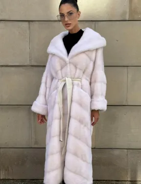 Шуба в диагональной выкладке меха норки White ice с капюшоном