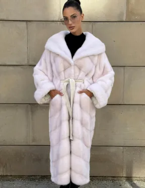 Шуба в диагональной выкладке меха норки White ice с капюшоном