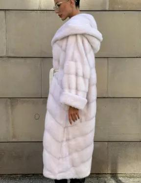 Шуба в диагональной выкладке меха норки White ice с капюшоном