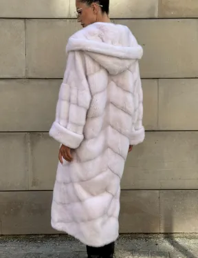 Шуба в диагональной выкладке меха норки White ice с капюшоном