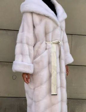 Шуба в диагональной выкладке меха норки White ice с капюшоном